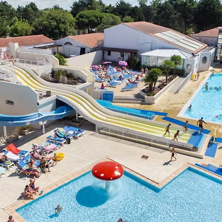 A Avec Piscine Partagee *